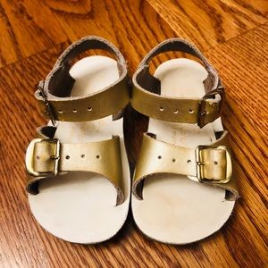 Size 4 gold Sun Sans
